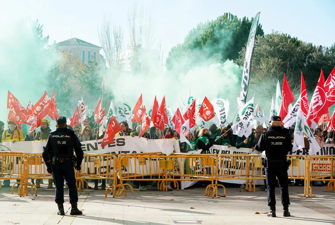 UGT, CCOO, CSIF, USCAL y CGT convocan una concentración frente a Las Cortes de Castilla y León con motivo de la votación de los dos decreto-ley que articulan el dispositivo antiincendios. Los portavoces designados por cada sindicato atienden a los medios antes de dar comienzo a la concentración