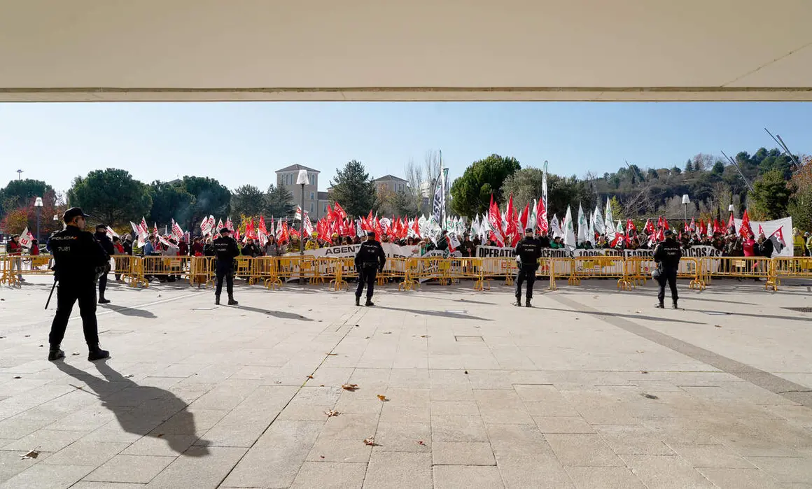 UGT, CCOO, CSIF, USCAL y CGT convocan una concentración frente a Las Cortes de Castilla y León con motivo de la votación de los dos decreto-ley que articulan el dispositivo antiincendios. Los portavoces designados por cada sindicato atienden a los medios antes de dar comienzo a la concentración
