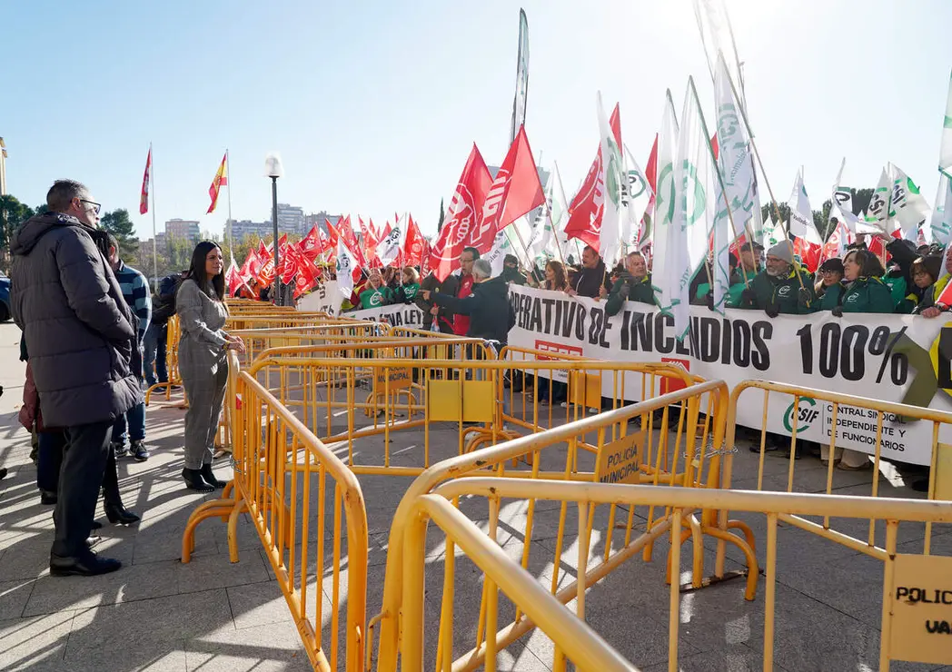 UGT, CCOO, CSIF, USCAL y CGT convocan una concentración frente a Las Cortes de Castilla y León con motivo de la votación de los dos decreto-ley que articulan el dispositivo antiincendios. Los portavoces designados por cada sindicato atienden a los medios antes de dar comienzo a la concentración
