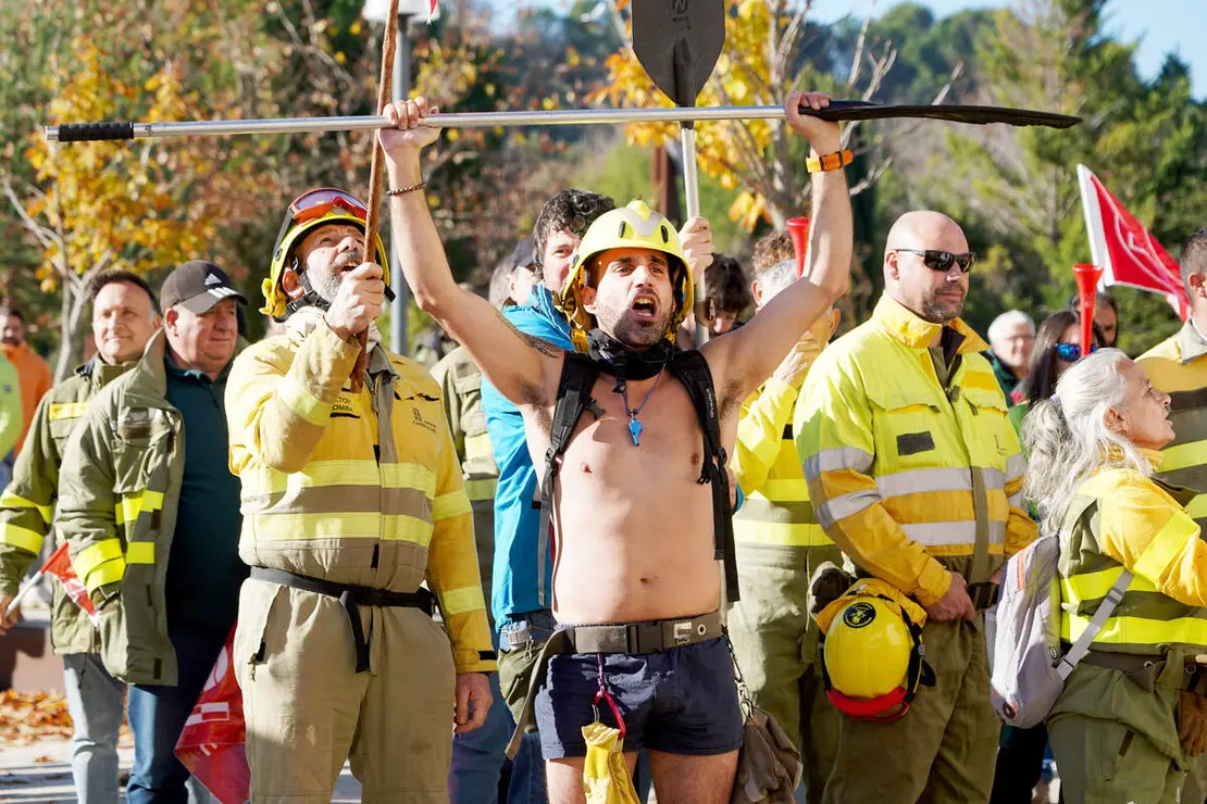 UGT, CCOO, CSIF, USCAL y CGT convocan una concentración frente a Las Cortes de Castilla y León con motivo de la votación de los dos decreto-ley que articulan el dispositivo antiincendios. Los portavoces designados por cada sindicato atienden a los medios antes de dar comienzo a la concentración