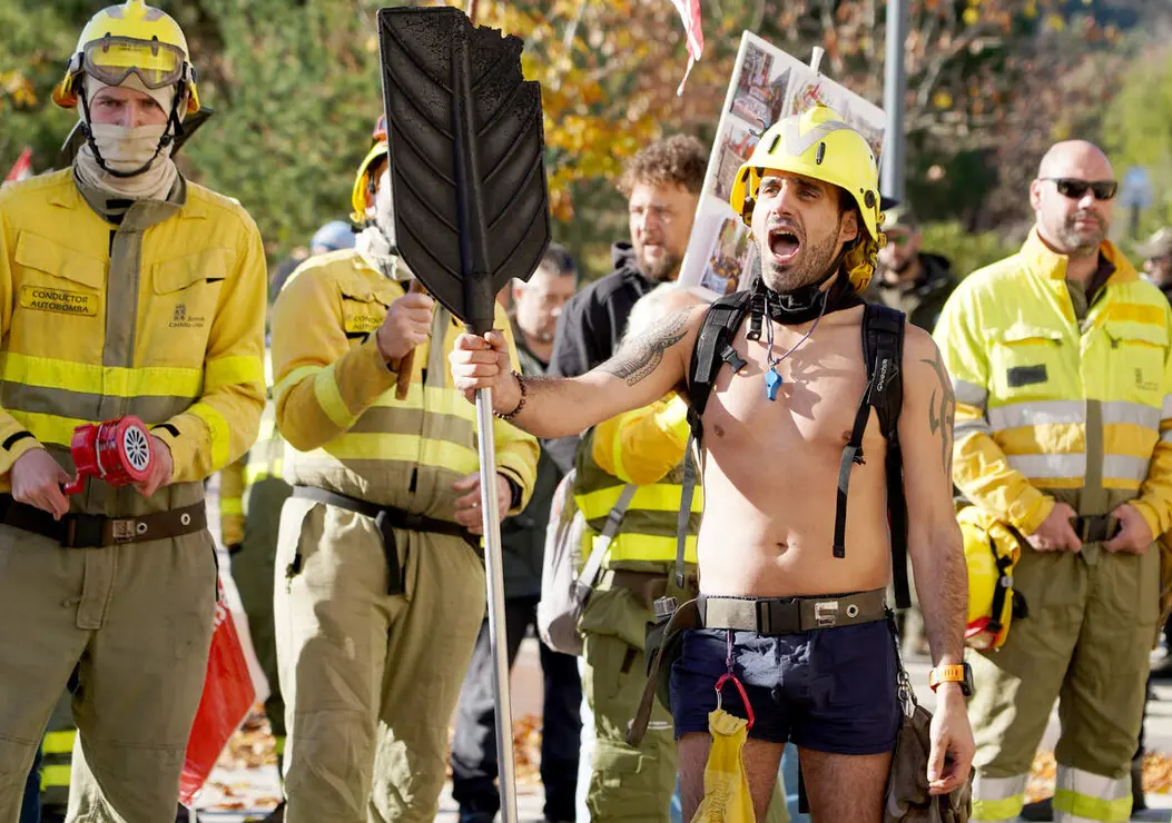 UGT, CCOO, CSIF, USCAL y CGT convocan una concentración frente a Las Cortes de Castilla y León con motivo de la votación de los dos decreto-ley que articulan el dispositivo antiincendios. Los portavoces designados por cada sindicato atienden a los medios antes de dar comienzo a la concentración