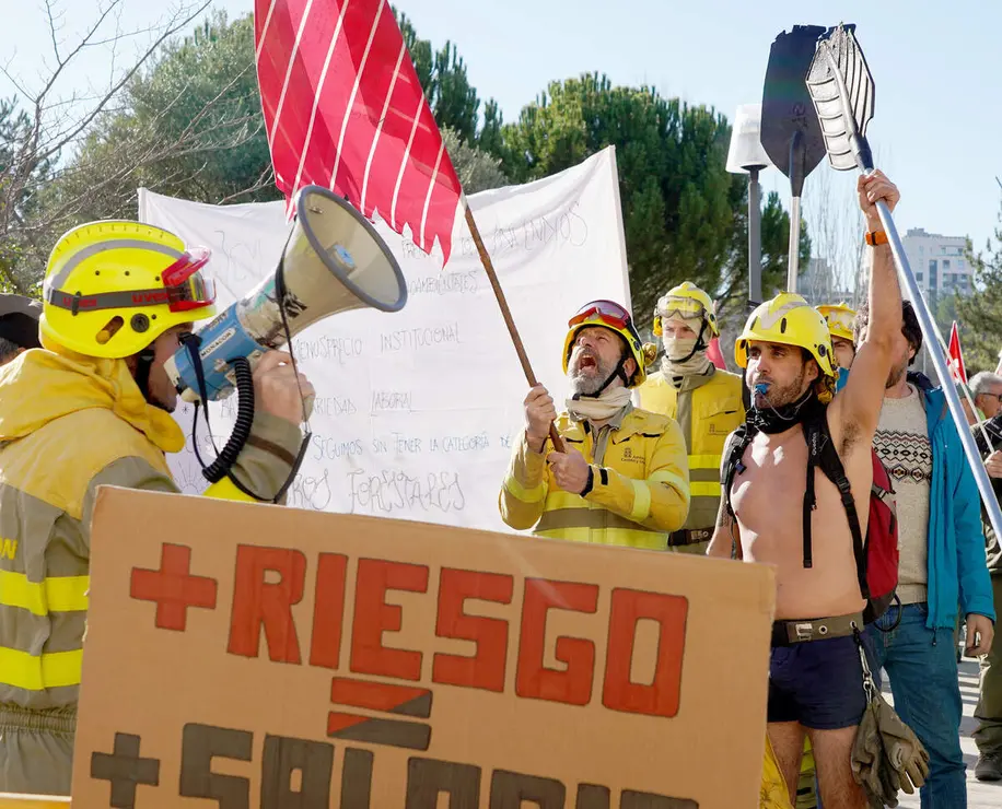 UGT, CCOO, CSIF, USCAL y CGT convocan una concentración frente a Las Cortes de Castilla y León con motivo de la votación de los dos decreto-ley que articulan el dispositivo antiincendios. Los portavoces designados por cada sindicato atienden a los medios antes de dar comienzo a la concentración