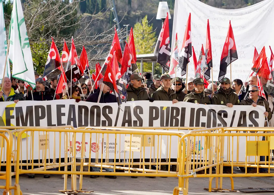 UGT, CCOO, CSIF, USCAL y CGT convocan una concentración frente a Las Cortes de Castilla y León con motivo de la votación de los dos decreto-ley que articulan el dispositivo antiincendios. Los portavoces designados por cada sindicato atienden a los medios antes de dar comienzo a la concentración