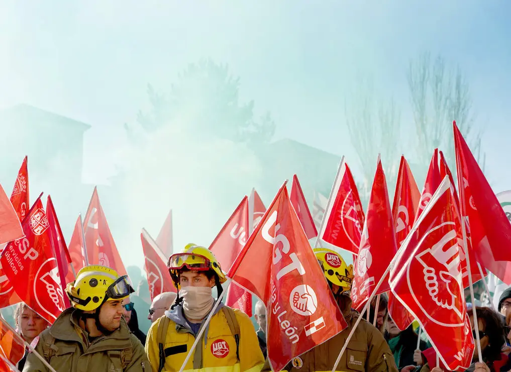 UGT, CCOO, CSIF, USCAL y CGT convocan una concentración frente a Las Cortes de Castilla y León con motivo de la votación de los dos decreto-ley que articulan el dispositivo antiincendios. Los portavoces designados por cada sindicato atienden a los medios antes de dar comienzo a la concentración