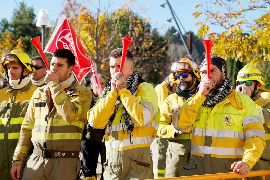 UGT, CCOO, CSIF, USCAL y CGT convocan una concentración frente a Las Cortes de Castilla y León con motivo de la votación de los dos decreto-ley que articulan el dispositivo antiincendios. Los portavoces designados por cada sindicato atienden a los medios antes de dar comienzo a la concentración