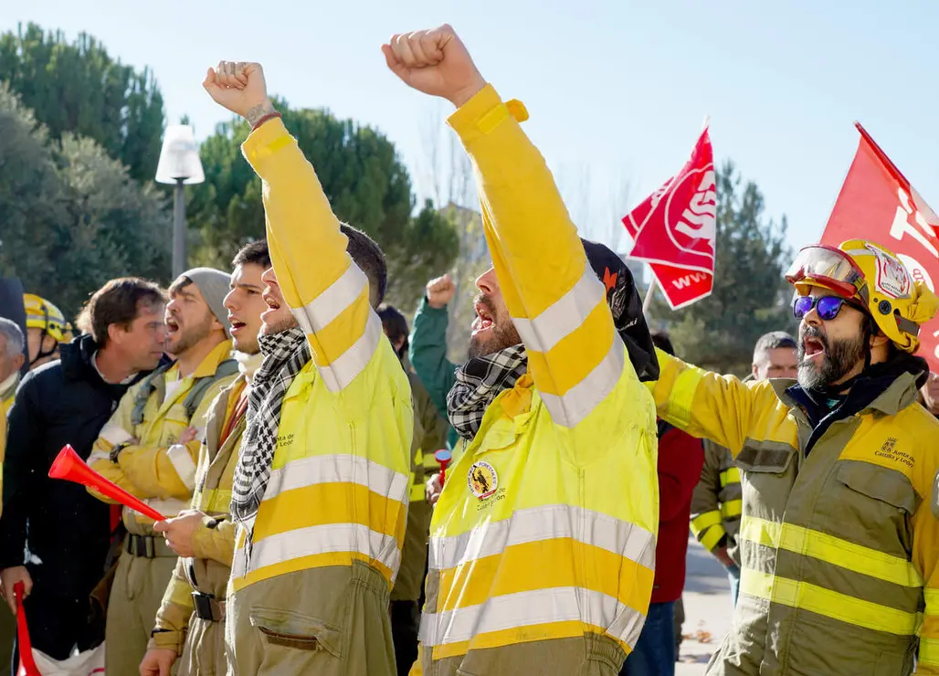 UGT, CCOO, CSIF, USCAL y CGT convocan una concentración frente a Las Cortes de Castilla y León con motivo de la votación de los dos decreto-ley que articulan el dispositivo antiincendios. Los portavoces designados por cada sindicato atienden a los medios antes de dar comienzo a la concentración