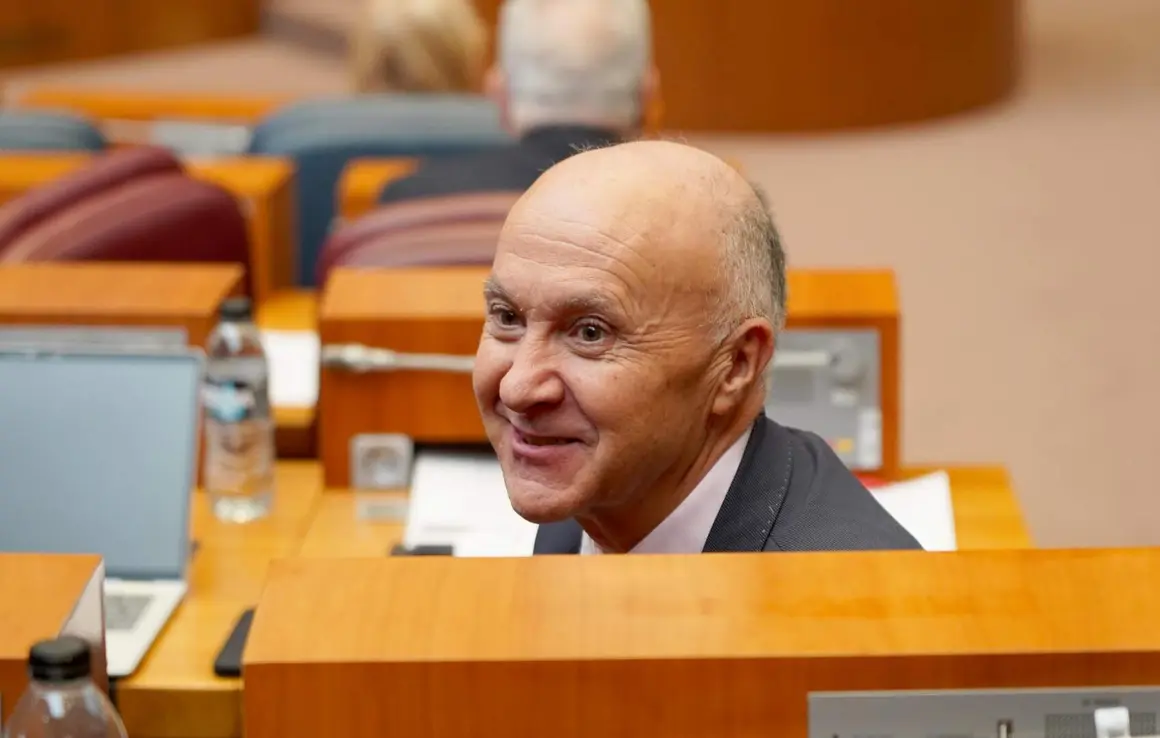 Pleno de las Cortes Foto Leticia Pérez (12)