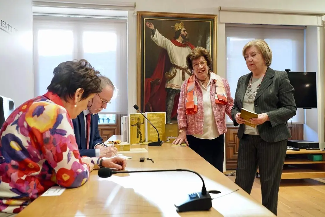El alcalde León, José Antonio Diez, entrega el Premio González de Lama a Santiago A. López Navia por el poemario ‘Reino (Éramos)’.