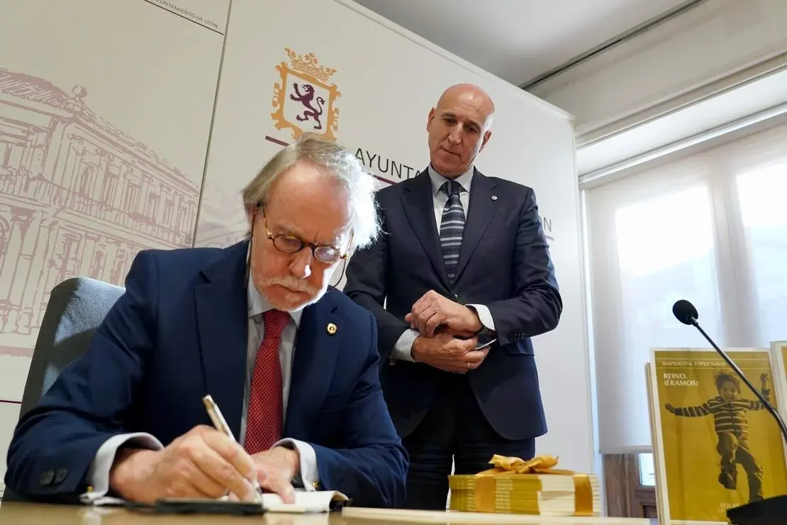 El alcalde León, José Antonio Diez, entrega el Premio González de Lama a Santiago A. López Navia por el poemario ‘Reino (Éramos)’.