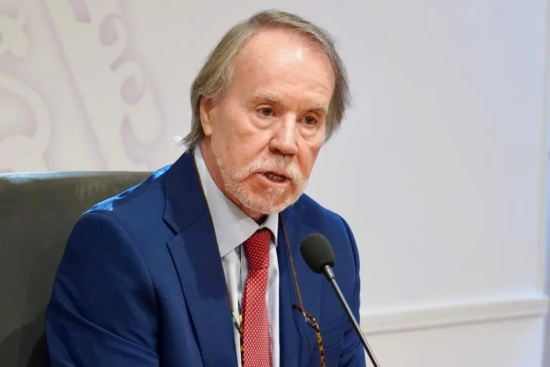 El alcalde León, José Antonio Diez, entrega el Premio González de Lama a Santiago A. López Navia por el poemario ‘Reino (Éramos)’.