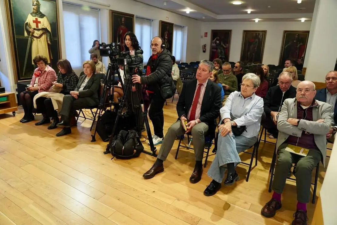 El alcalde León, José Antonio Diez, entrega el Premio González de Lama a Santiago A. López Navia por el poemario ‘Reino (Éramos)’.