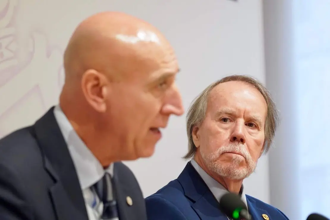 El alcalde León, José Antonio Diez, entrega el Premio González de Lama a Santiago A. López Navia por el poemario ‘Reino (Éramos)’.