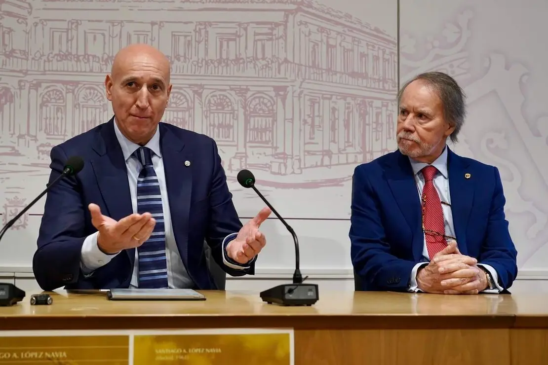 El alcalde León, José Antonio Diez, entrega el Premio González de Lama a Santiago A. López Navia por el poemario ‘Reino (Éramos)’.