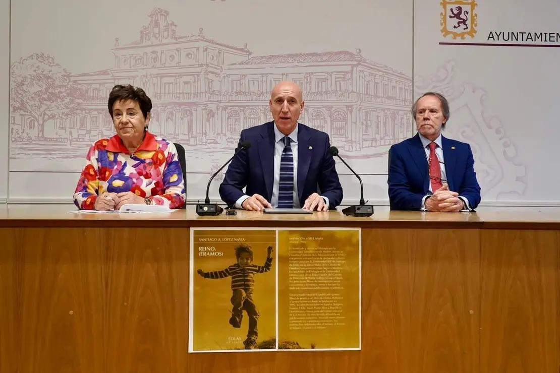 El alcalde León, José Antonio Diez, entrega el Premio González de Lama a Santiago A. López Navia por el poemario ‘Reino (Éramos)’.