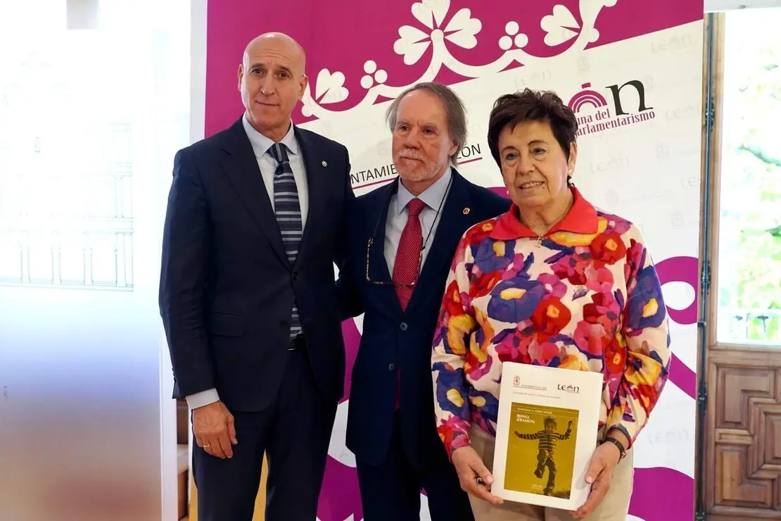 El alcalde León, José Antonio Diez, entrega el Premio González de Lama a Santiago A. López Navia por el poemario ‘Reino (Éramos)’.