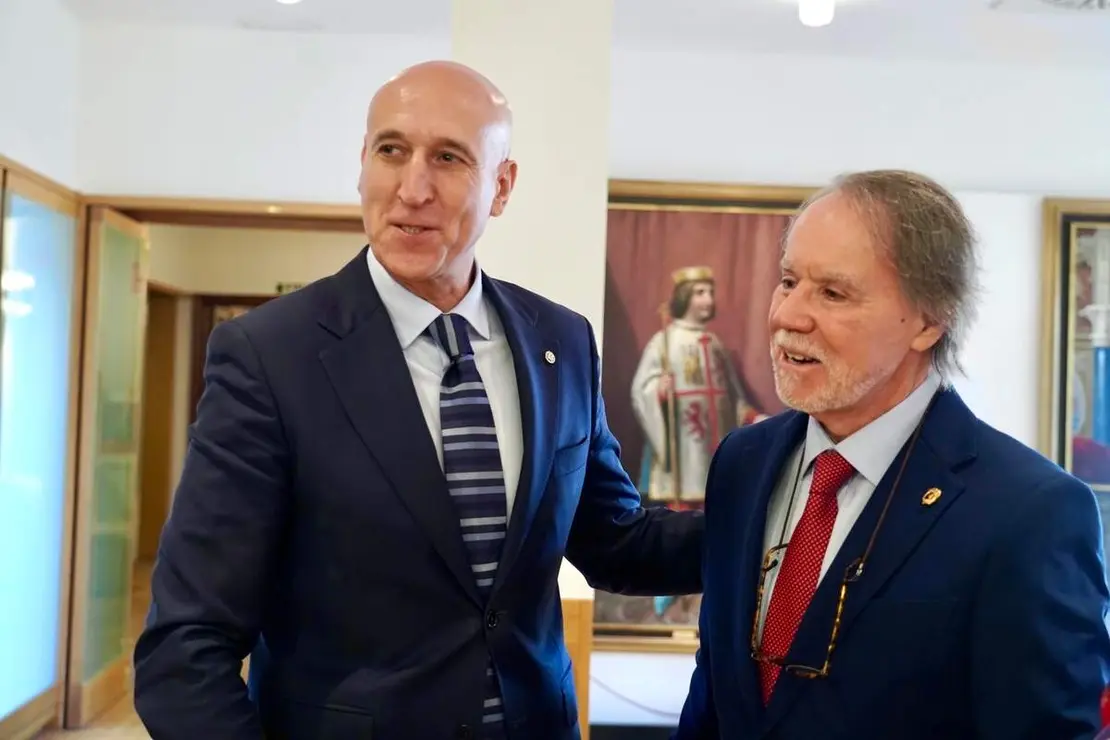 El alcalde León, José Antonio Diez, entrega el Premio González de Lama a Santiago A. López Navia por el poemario ‘Reino (Éramos)’.