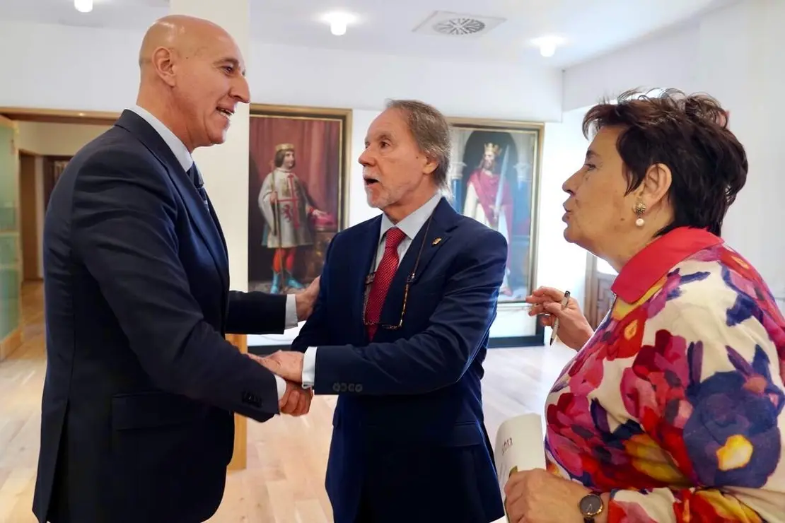 El alcalde León, José Antonio Diez, entrega el Premio González de Lama a Santiago A. López Navia por el poemario ‘Reino (Éramos)’.