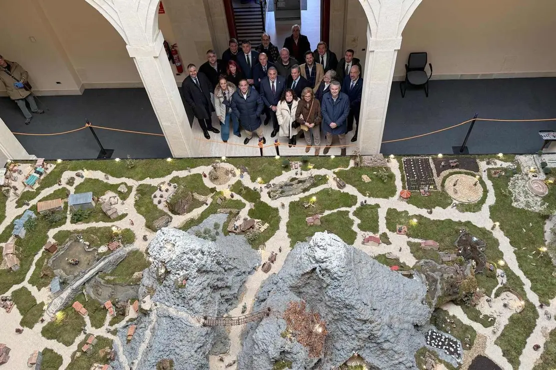 La Cofradía del Dulce Nombre de Jesús Nazareno ha abierto al público su tradicional Belén en la Casa de Carnicerías, donde permanecerá expuesto hasta el 11 de enero.
