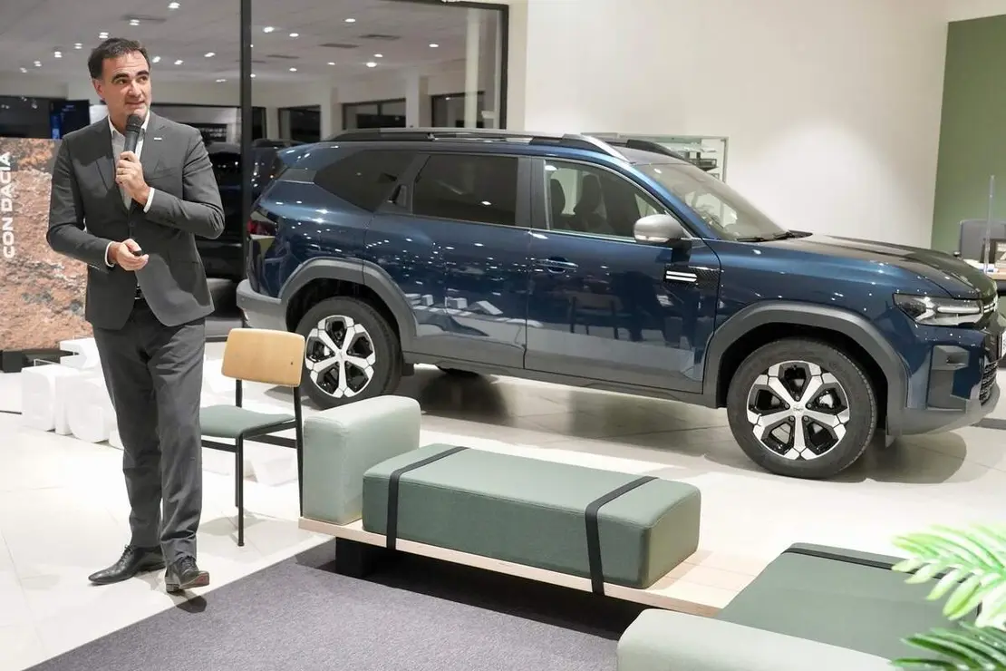 El director general de Dacia España, Laurent Sengenes, presenta en León el nuevo modelo Bigster C-SUV acompañado por el director general del Grupo Leomotor, Daniel Orejas.