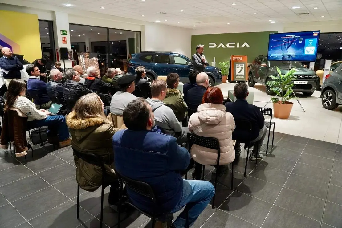 El director general de Dacia España, Laurent Sengenes, presenta en León el nuevo modelo Bigster C-SUV acompañado por el director general del Grupo Leomotor, Daniel Orejas.