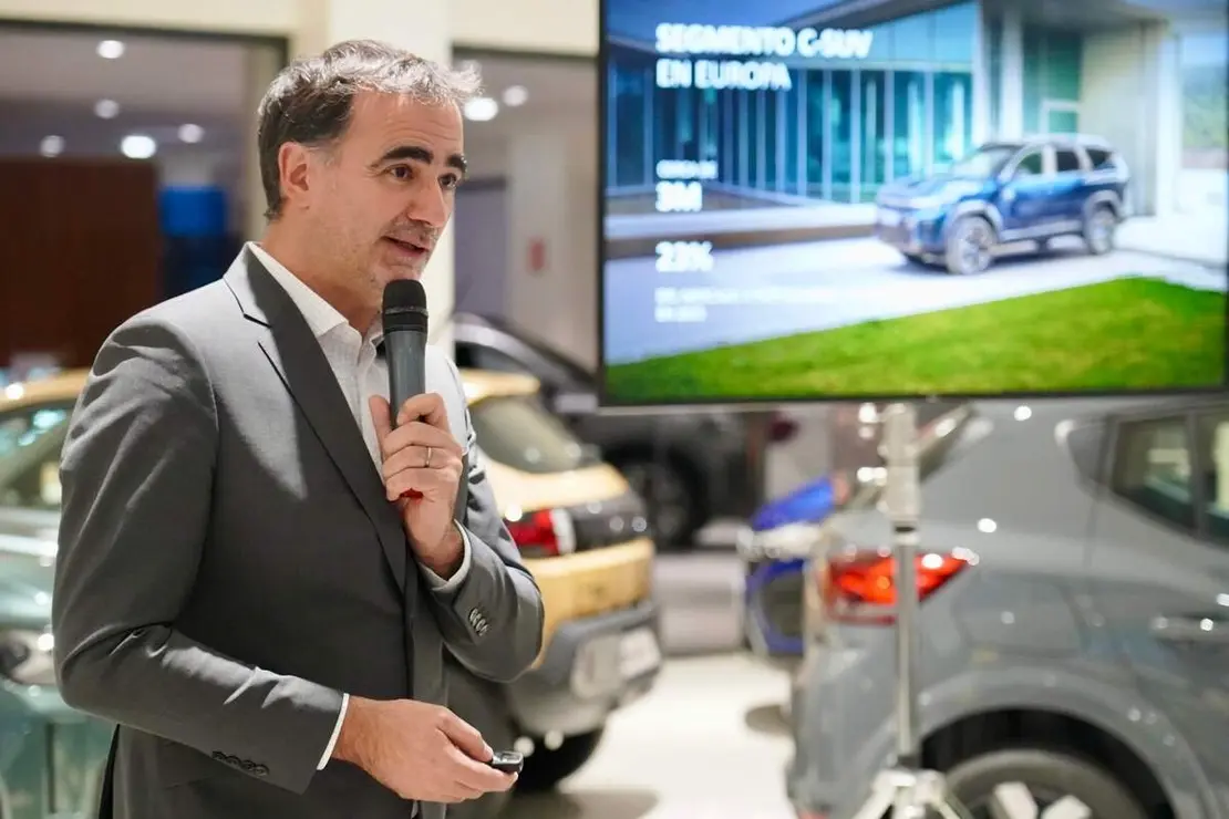 El director general de Dacia España, Laurent Sengenes, presenta en León el nuevo modelo Bigster C-SUV acompañado por el director general del Grupo Leomotor, Daniel Orejas.