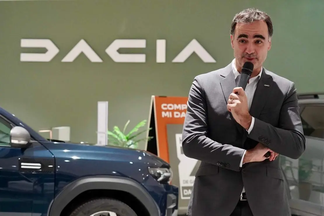 El director general de Dacia España, Laurent Sengenes, presenta en León el nuevo modelo Bigster C-SUV acompañado por el director general del Grupo Leomotor, Daniel Orejas.