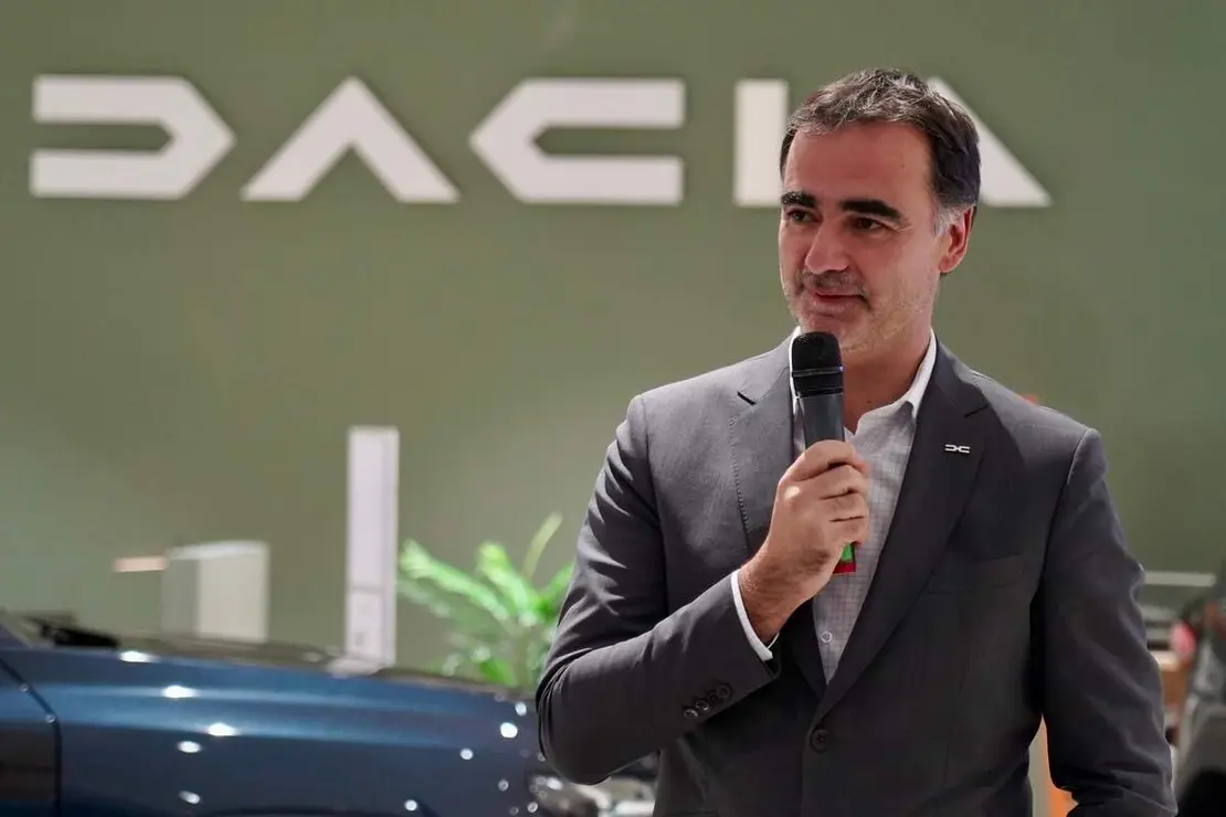 El director general de Dacia España, Laurent Sengenes, presenta en León el nuevo modelo Bigster C-SUV acompañado por el director general del Grupo Leomotor, Daniel Orejas.