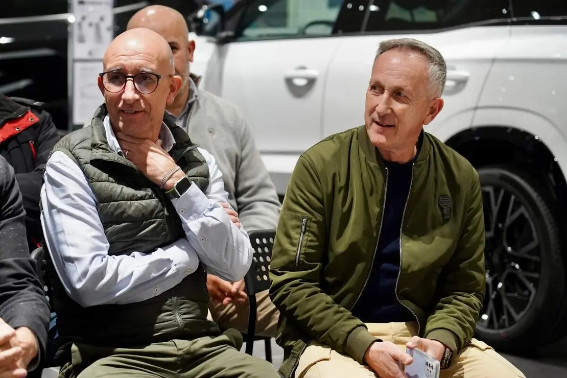 El director general de Dacia España, Laurent Sengenes, presenta en León el nuevo modelo Bigster C-SUV acompañado por el director general del Grupo Leomotor, Daniel Orejas.