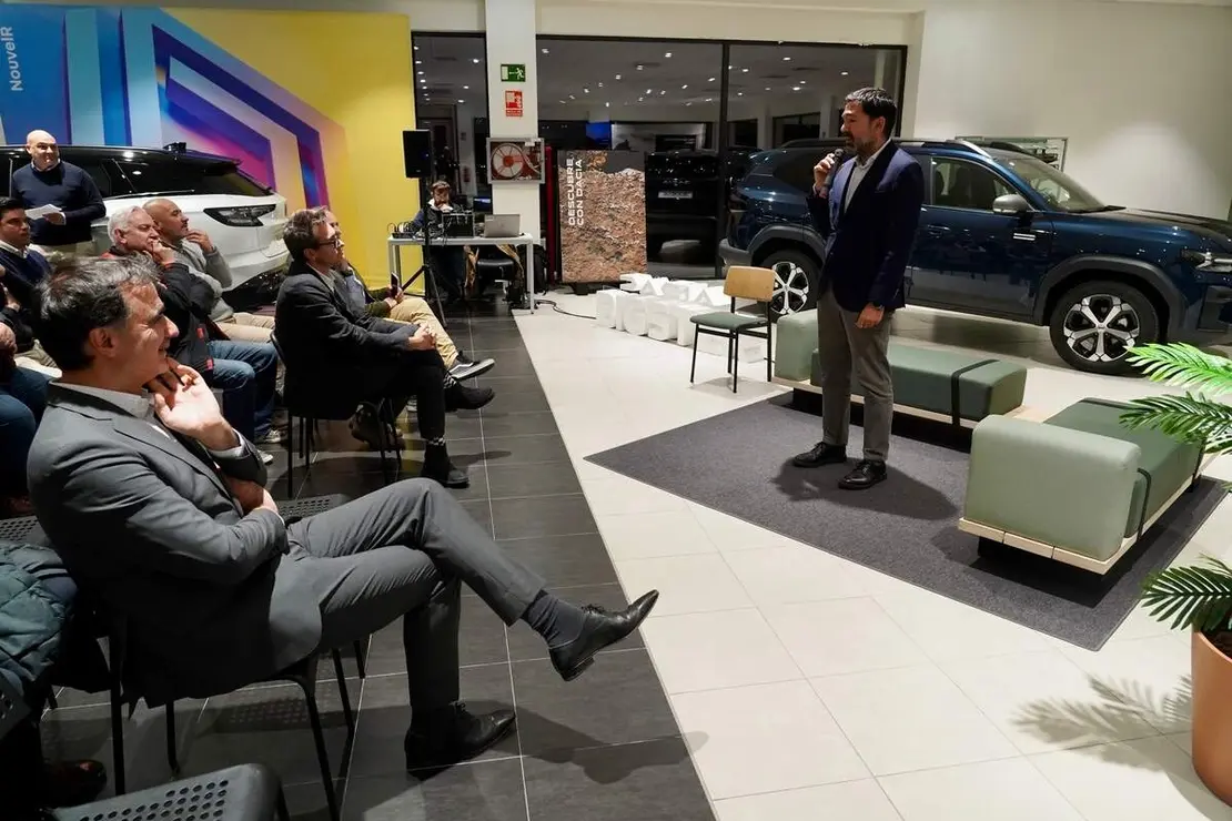 El director general de Dacia España, Laurent Sengenes, presenta en León el nuevo modelo Bigster C-SUV acompañado por el director general del Grupo Leomotor, Daniel Orejas.