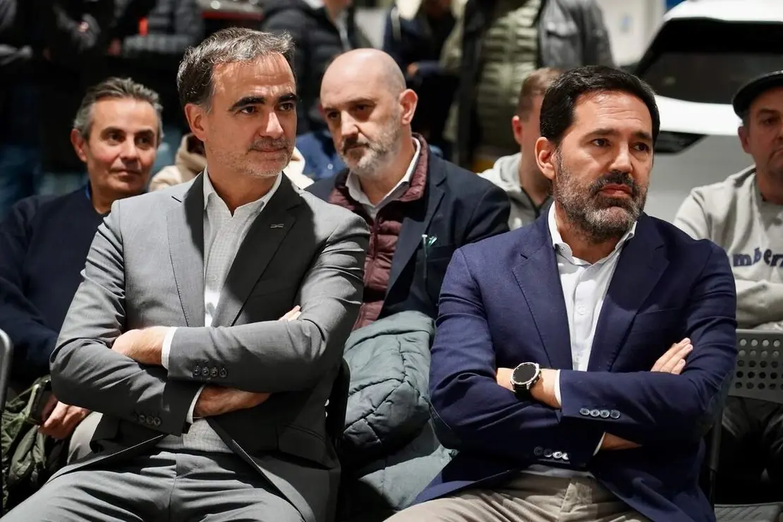 El director general de Dacia España, Laurent Sengenes, presenta en León el nuevo modelo Bigster C-SUV acompañado por el director general del Grupo Leomotor, Daniel Orejas.