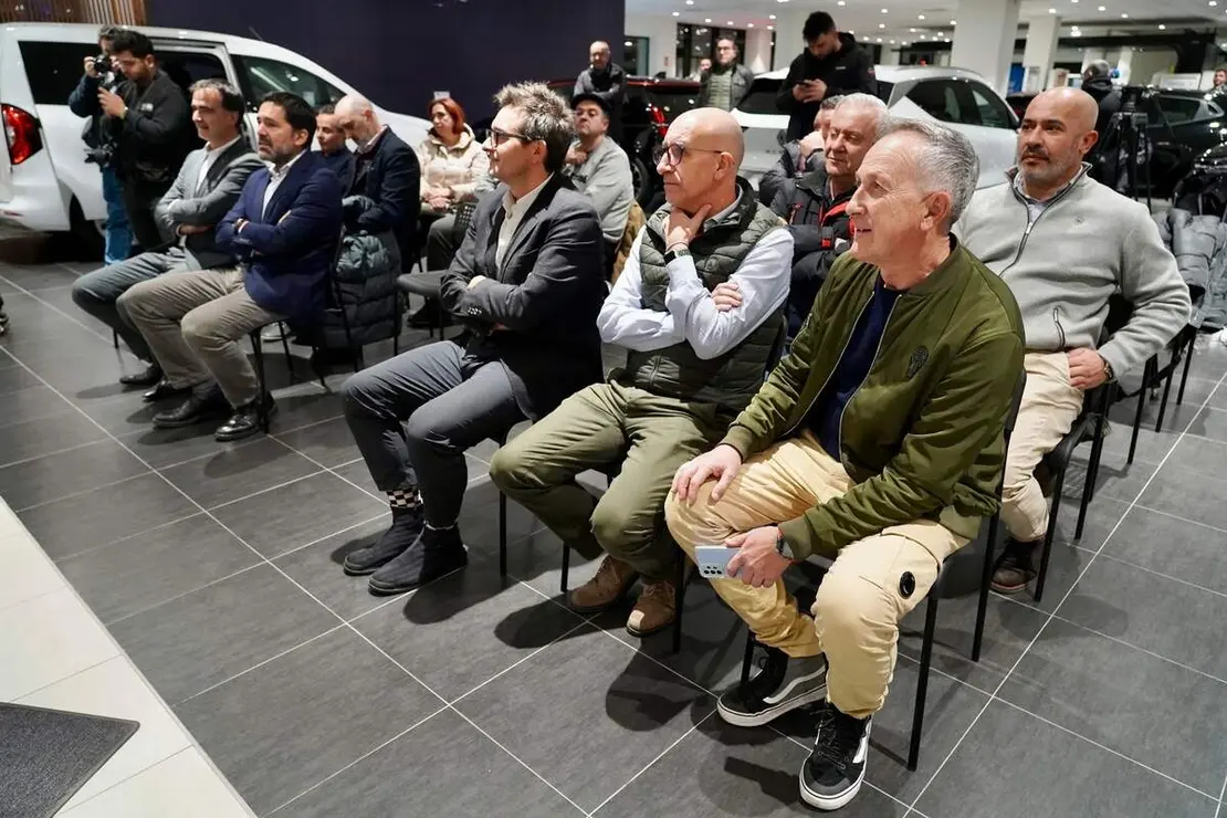 El director general de Dacia España, Laurent Sengenes, presenta en León el nuevo modelo Bigster C-SUV acompañado por el director general del Grupo Leomotor, Daniel Orejas.