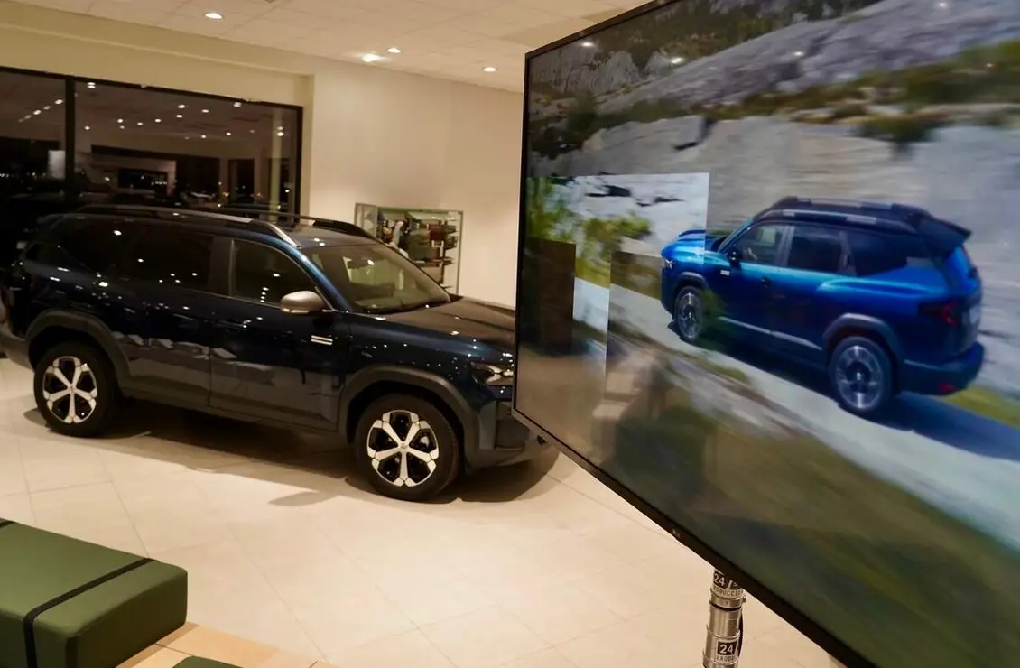El director general de Dacia España, Laurent Sengenes, presenta en León el nuevo modelo Bigster C-SUV acompañado por el director general del Grupo Leomotor, Daniel Orejas.