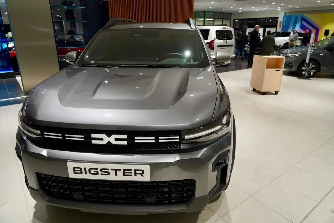 El director general de Dacia España, Laurent Sengenes, presenta en León el nuevo modelo Bigster C-SUV acompañado por el director general del Grupo Leomotor, Daniel Orejas.