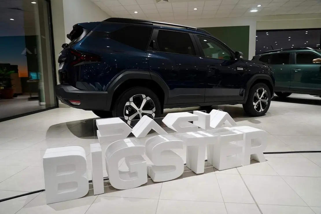 El director general de Dacia España, Laurent Sengenes, presenta en León el nuevo modelo Bigster C-SUV acompañado por el director general del Grupo Leomotor, Daniel Orejas.