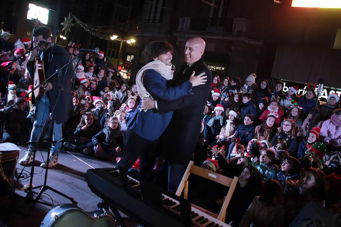 El alcalde de León, José Antonio Díez, preside el acto del encendido del alumbrado navideño de la ciudad