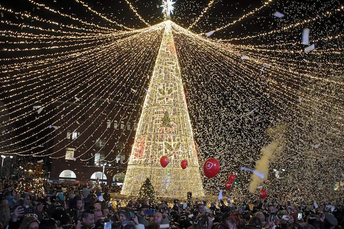 El alcalde de León, José Antonio Díez, preside el acto del encendido del alumbrado navideño de la ciudad