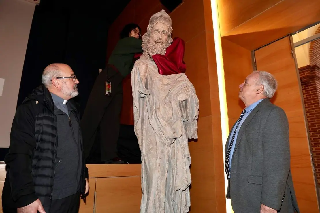 El consejero de Cultura, Turismo y Deporte, Gonzalo Santonja, inaugura la Jornada de presentación pública del programa de actuación en el pórtico occidental de la Catedral de León y de la réplica de una de sus esculturas