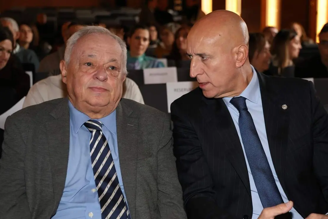 El consejero de Cultura, Turismo y Deporte, Gonzalo Santonja, inaugura la Jornada de presentación pública del programa de actuación en el pórtico occidental de la Catedral de León y de la réplica de una de sus esculturas