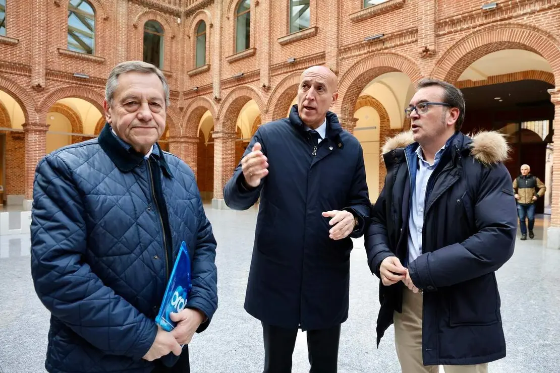 El consejero de Cultura, Turismo y Deporte, Gonzalo Santonja, inaugura la Jornada de presentación pública del programa de actuación en el pórtico occidental de la Catedral de León y de la réplica de una de sus esculturas