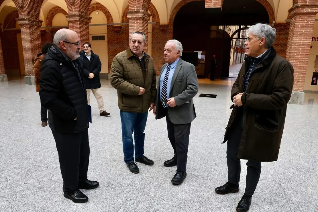 El consejero de Cultura, Turismo y Deporte, Gonzalo Santonja, inaugura la Jornada de presentación pública del programa de actuación en el pórtico occidental de la Catedral de León y de la réplica de una de sus esculturas