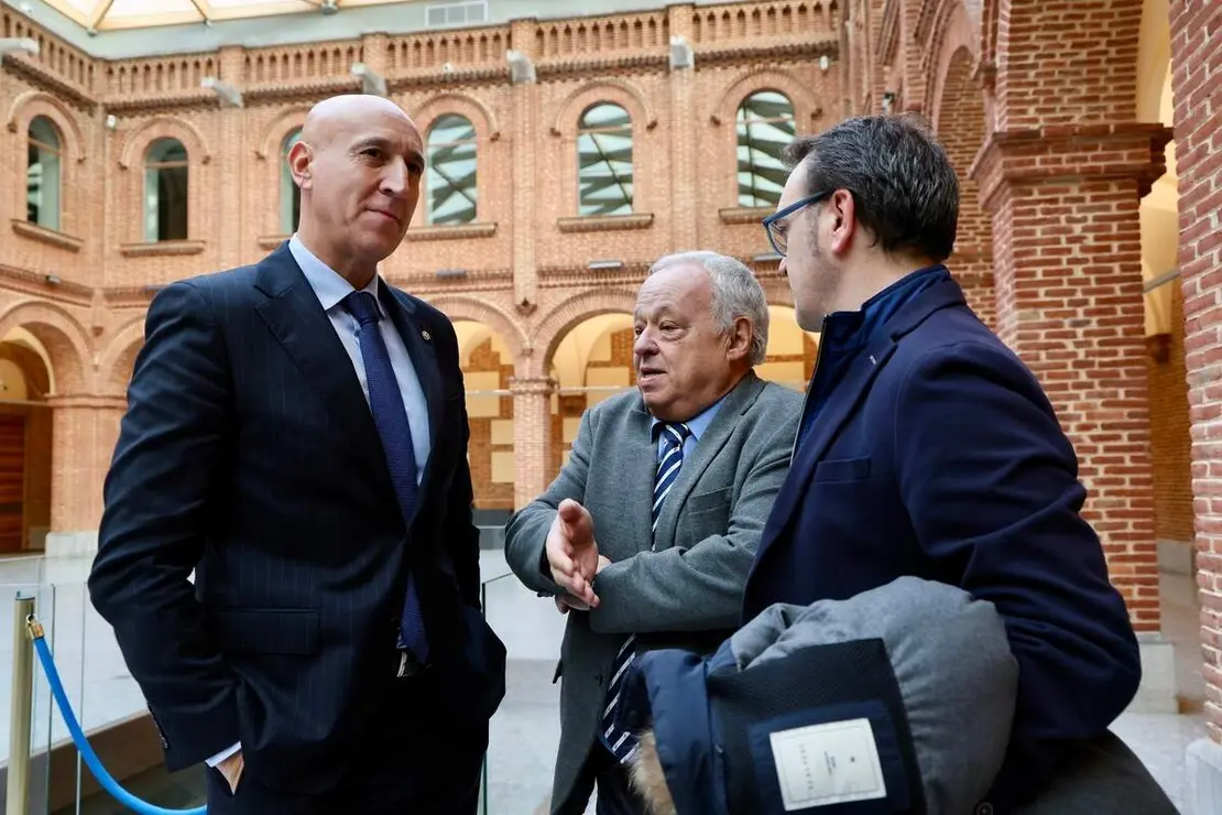 El consejero de Cultura, Turismo y Deporte, Gonzalo Santonja, inaugura la Jornada de presentación pública del programa de actuación en el pórtico occidental de la Catedral de León y de la réplica de una de sus esculturas
