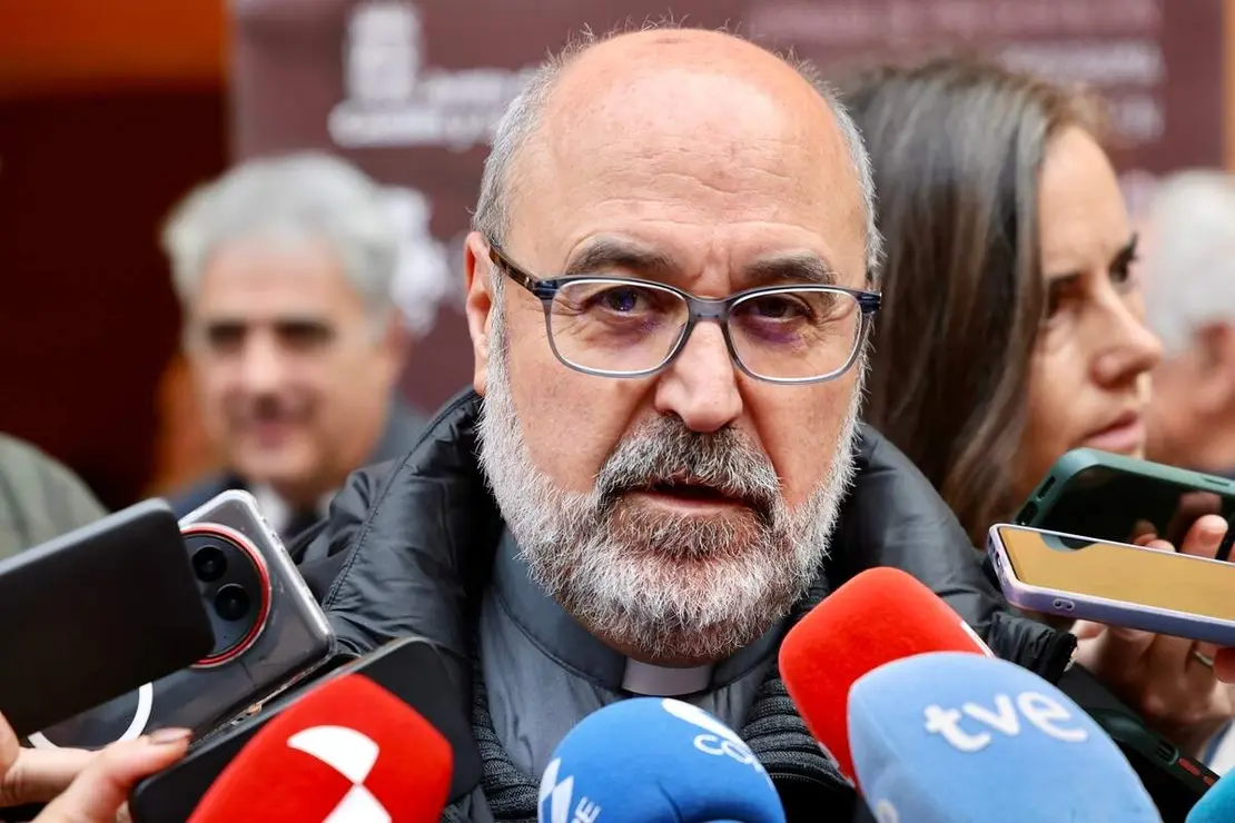 El consejero de Cultura, Turismo y Deporte, Gonzalo Santonja, inaugura la Jornada de presentación pública del programa de actuación en el pórtico occidental de la Catedral de León y de la réplica de una de sus esculturas