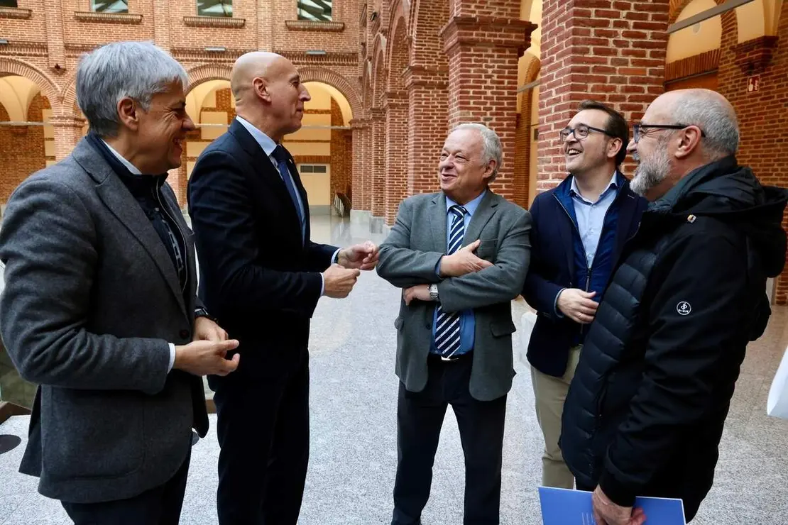 El consejero de Cultura, Turismo y Deporte, Gonzalo Santonja, inaugura la Jornada de presentación pública del programa de actuación en el pórtico occidental de la Catedral de León y de la réplica de una de sus esculturas