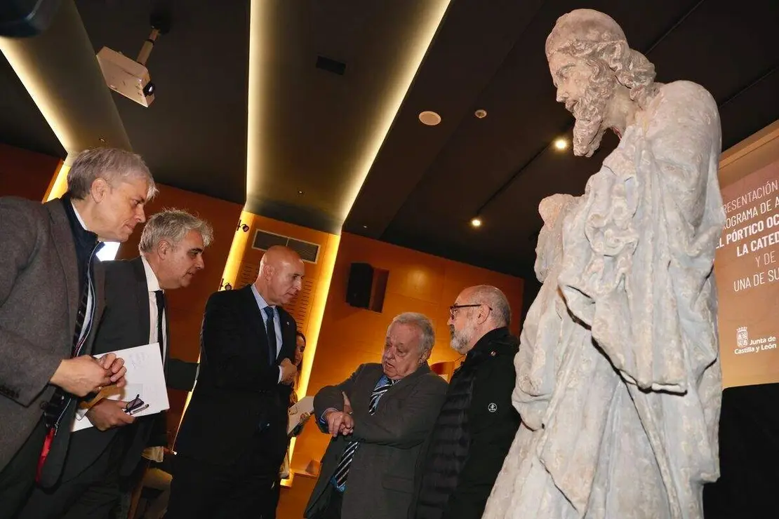 El consejero de Cultura, Turismo y Deporte, Gonzalo Santonja, inaugura la Jornada de presentación pública del programa de actuación en el pórtico occidental de la Catedral de León y de la réplica de una de sus esculturas