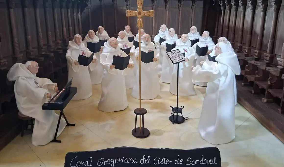 La Navidad se acerca y el Monasterio de Santa María de Sandoval vuelve a brillar con fuerza. ¿La razón? La exposición al público del magnífico 'belén concejil de Villaverde de Sandoval', situado en el interior de su iglesia. Realizado de manera artesanal por las vecinas del pueblo, se ha convertido en un referente navideño en la provincia leonesa. El belén, este año, tiene varias novedades artísticas y etnográficas.