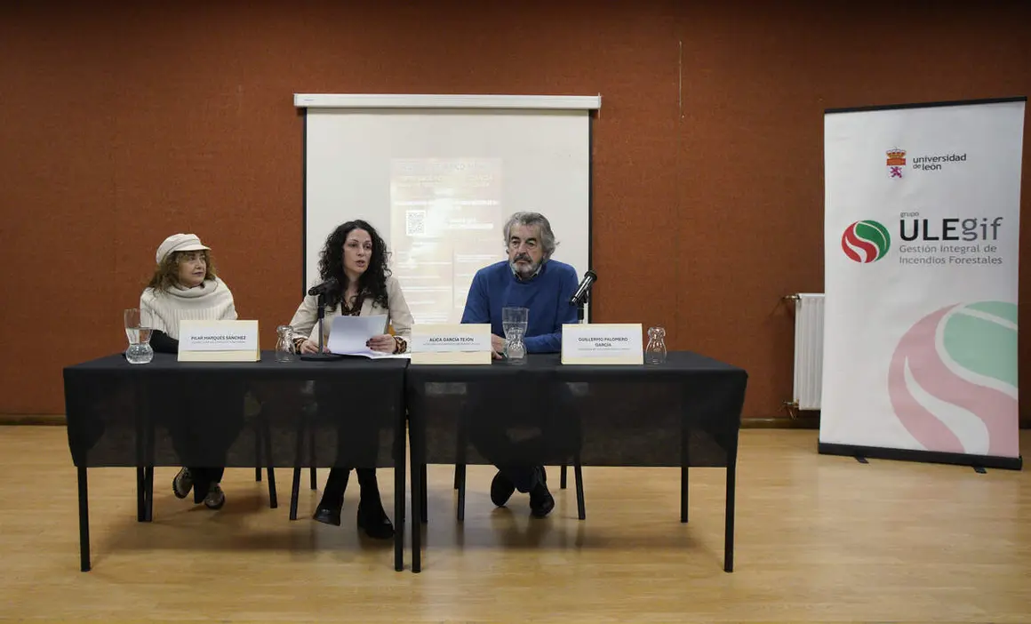 La alcaldesa de Páramo del Sil (León), Alicia García (C), junto al director de la Fundación Oso Pardo, Guillermo Palomero, y la vicerrectora del Campus de Ponferrada, Pilar Marqués (I), durante la inauguración de las Jornadas Científico-Técnicas ‘Entere osos y castaños: ciencia para un territorio que respira’