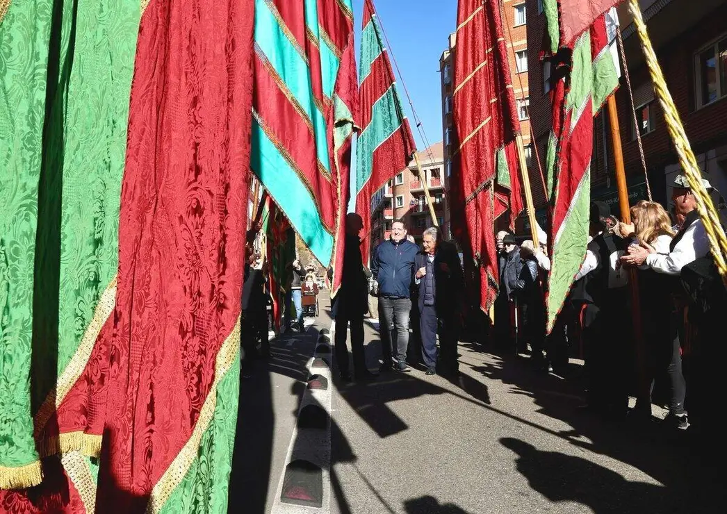 El expresidente de Cantabria Miguel Ángel Revilla y el alcalde de León, José Antonio Diez, encienden el poblado navideño del bar Azaila 1930.
