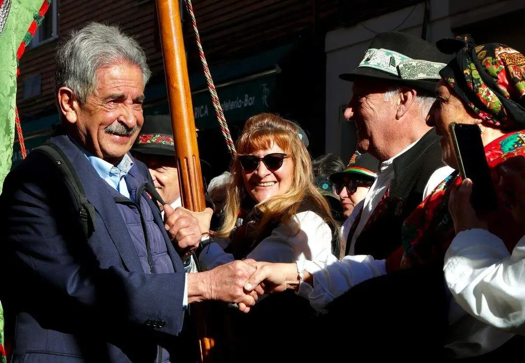 El expresidente de Cantabria Miguel Ángel Revilla y el alcalde de León, José Antonio Diez, encienden el poblado navideño del bar Azaila 1930.