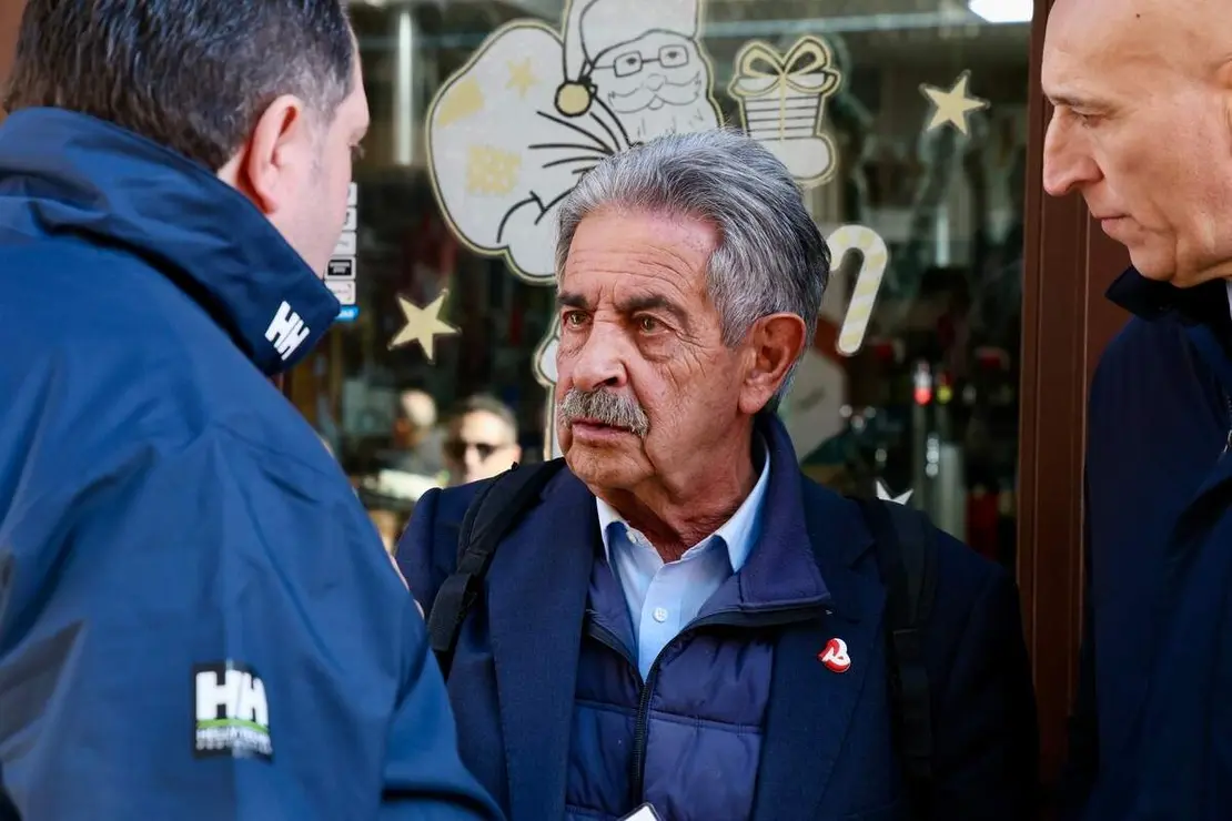 El expresidente de Cantabria Miguel Ángel Revilla y el alcalde de León, José Antonio Diez, encienden el poblado navideño del bar Azaila 1930.