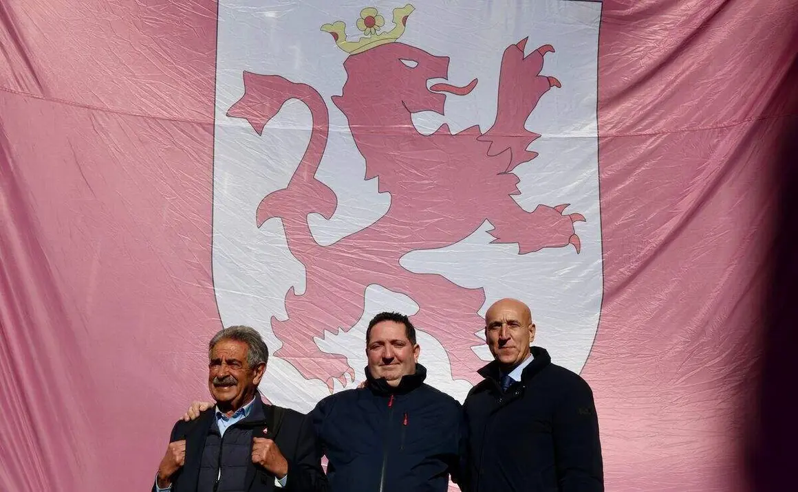 El expresidente de Cantabria Miguel Ángel Revilla y el alcalde de León, José Antonio Diez, encienden el poblado navideño del bar Azaila 1930.